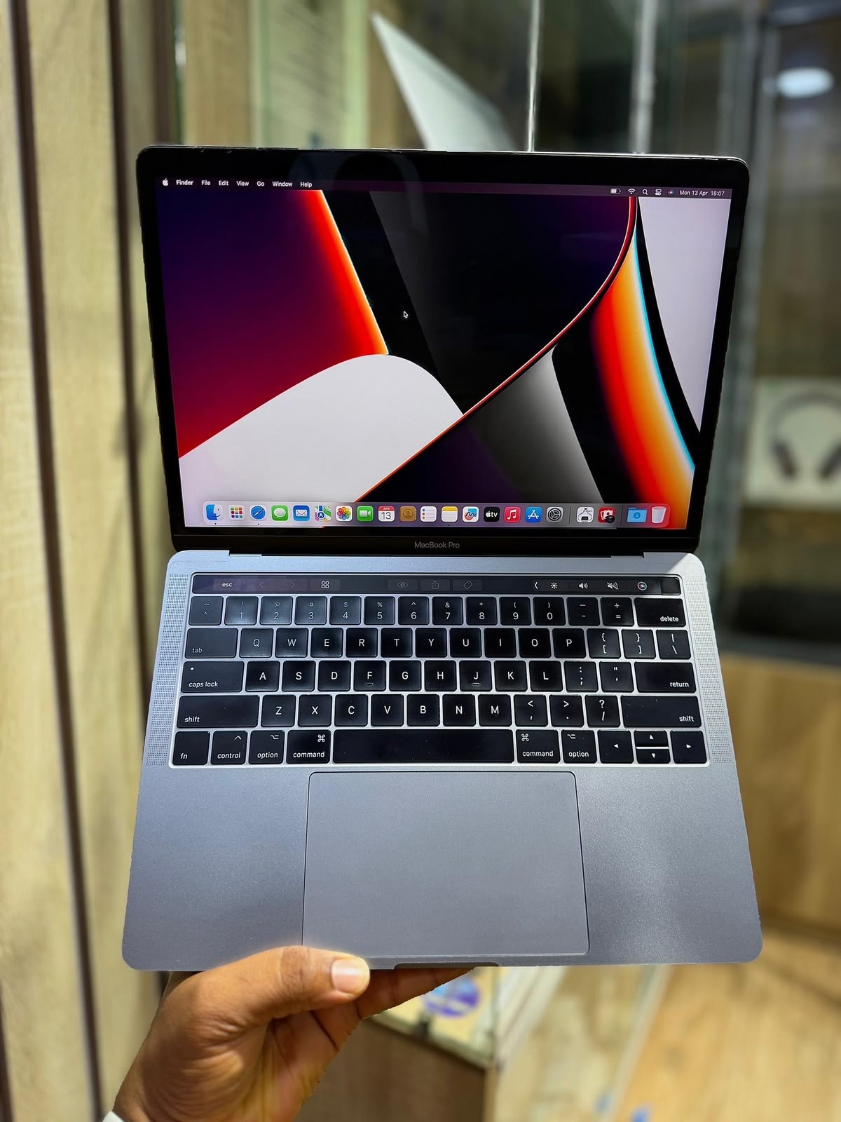 MacBook Pro 2020 Touch Bar 13'' i5 16GB 500GB Space Grey-Excellent-PreOwned - Image 4